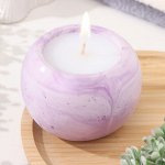 Свеча &quot;Шар&quot; в подсвечнике из гипсаладкий, 9,5х6,5см, мрамор с фиолетовыми полосками