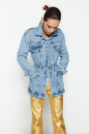 Голубая длинная джинсовая куртка оверсайз с золотыми пуговицами и эластичным поясом на талии