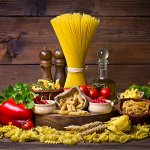 Итальянская паста, соусы, оливковое масло и джемы