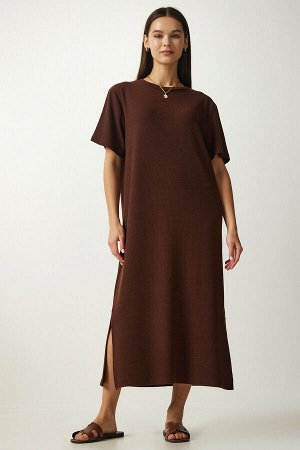 Женское коричневое трикотажное платье в рубчик с круглым вырезом DZ00111