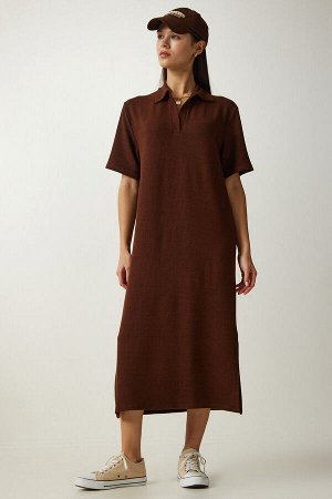 Женское коричневое трикотажное платье в рубчик с воротником-поло DZ00110