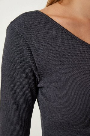 Женская укороченная трикотажная блузка антрацитового цвета с одним рукавом в рубчик GT00230