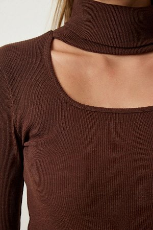 Женская коричневая вязаная блузка с высоким воротником и вырезами GT00228