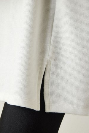 Женская трикотажная блузка цвета экрю с круглым вырезом и мягкой текстурой UB00221