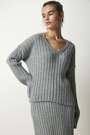 Женский серый трикотажный костюм-свитер в рубчик с юбкой YY00188