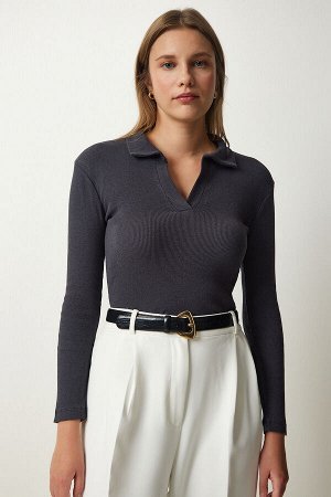 Женская трикотажная блузка в рубчик антрацитового цвета с воротником-поло GT00111