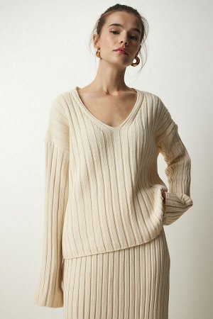 Женский трикотажный костюм-свитер в рубчик кремового цвета с юбкой YY00188