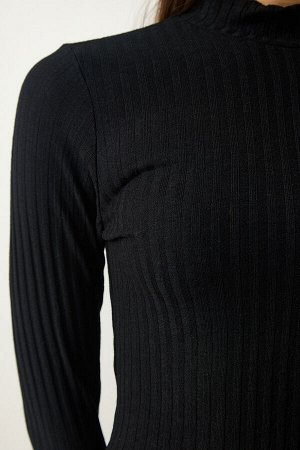Женская черная укороченная трикотажная блузка с водолазкой AH00153