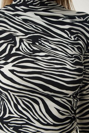 Женская черно-белая трикотажная блузка со сборками с узором L_00112