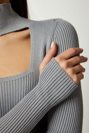 Женский свитер в рубчик с высоким воротником и вырезами под камень FN03165