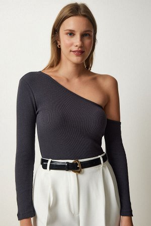Женская трикотажная блузка антрацитового цвета с открытыми плечами и шнуровкой TG00011