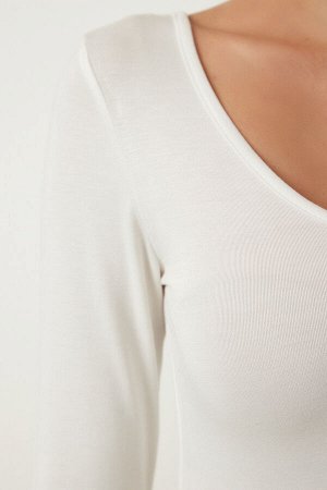 Женская белая вискозная трикотажная блузка с широким U-образным вырезом RX00043