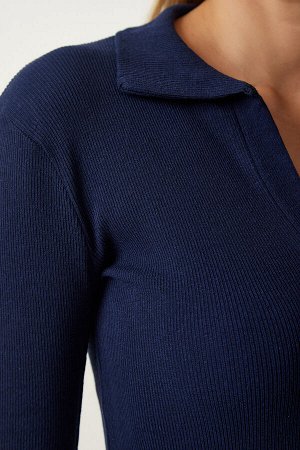 Женская темно-синяя трикотажная блузка в рубчик с воротником-поло GT00111
