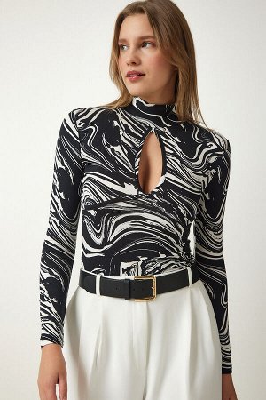 Женская черная трикотажная блузка с вырезами и детальным узором RX00037
