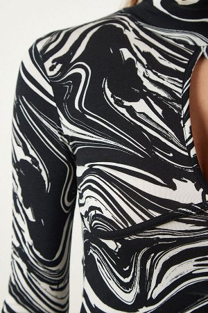 Женская черная трикотажная блузка с вырезами и детальным узором RX00037