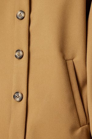 Женская куртка-рубашка оверсайз с карманами и пуговицами бисквитного цвета DD01263