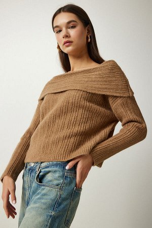 Женский вязаный свитер светло-коричневого цвета с воротником Мадонна PF00049