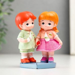 Фигурки набор полистоун «Малыши с сумочками на сердце», 2 шт., 5x4.5x9; 5x4.8x9 см