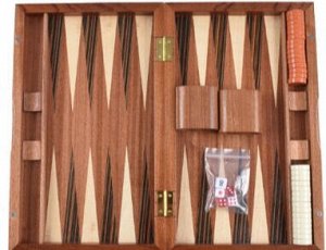 Нарды Модель 15
Классические нарды - деревянном "чемоданчике" с ручкой удобно брать в дорогу или на природу
Размер  38 см х 23,5 см 4,5 см  (в сложенном состоянии)
с отделением для отыгранных фишек.
в