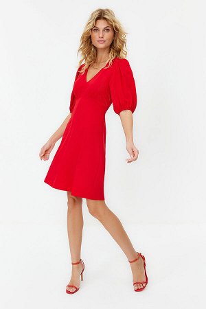 Тканое платье с красной юбкой и воланами с объемными рукавами