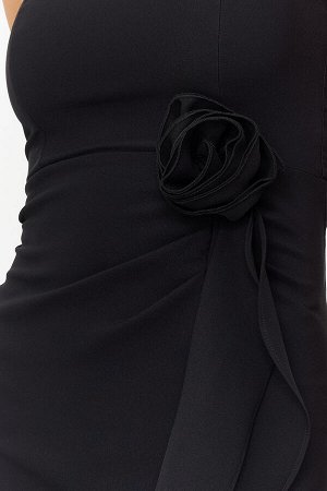 Элегантное вечернее платье с аксессуарами из черной розы