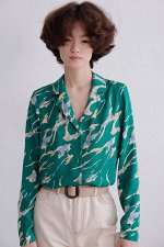 Блуза с английским воротником зелёная с принтом