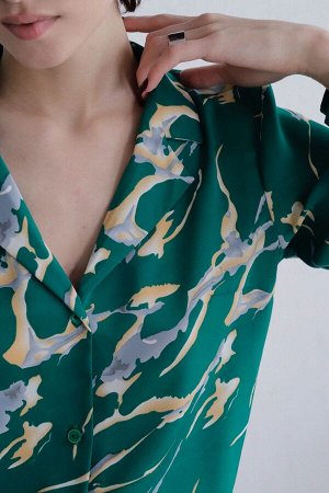 Блуза с английским воротником зелёная с принтом