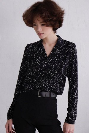 Блуза с английским воротником чёрная в горошек