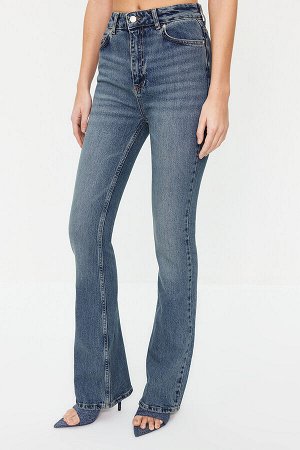 Синие джинсы-клеш с высокой талией