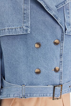 Короткий джинсовый плащ с синим поясом