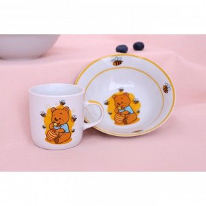 Набор детской посуды из керамики Доляна «Медвежонок и мёд», 3 предмета: кружка 230 мл, миска 400 мл, тарелка d=18 см, цвет белый