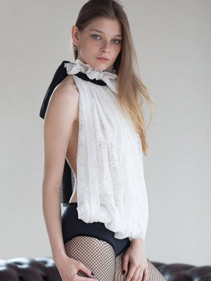 Боди жен. |90% полиамид, 10% эластан| Изысканное боди из ажурного кружевного полотна с открытой спиной завязывается на широкую ленту из сетчатой ткани. Трусы из полиамида, сзади украшение в виде капел