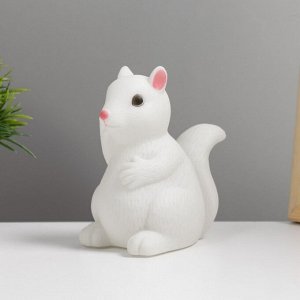 Фигурка светящаяся RISALUX «Белочка», LED-ночник, от батареек 3xLR44, белый, 9x6x10 см