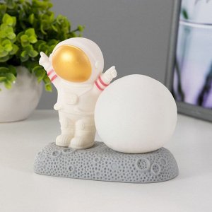 Фигурка светящаяся RISALUX «Крутой космонавт», LED-ночник, 2 Вт, RGB, от батареек 3xLR44, бело-золотой, 11x6x11 см
