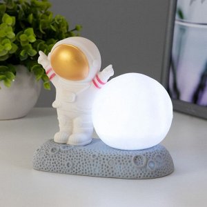 Фигурка светящаяся RISALUX «Крутой космонавт», LED-ночник, 2 Вт, RGB, от батареек 3xLR44, бело-золотой, 11x6x11 см