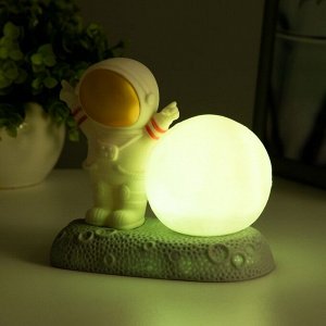 Фигурка светящаяся RISALUX «Крутой космонавт», LED-ночник, 2 Вт, RGB, от батареек 3xLR44, бело-золотой, 11x6x11 см