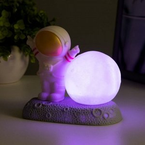 Фигурка светящаяся RISALUX «Крутой космонавт», LED-ночник, 2 Вт, RGB, от батареек 3xLR44, бело-золотой, 11x6x11 см