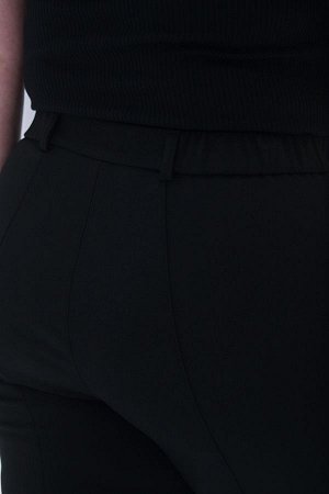 Брюки Классические брюки из плотной ткани. Детали: спереди застежка на молниют пуговицу, боковые карманы, на поясе шлевки, в поясе по бокам резина. По задней половинке брюк вертикальные резы. Практичн