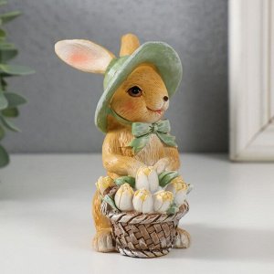 Фигурка полистоун «Зайка в шляпке с корзинкой тюльпанов», 8x5.5x10.5 см