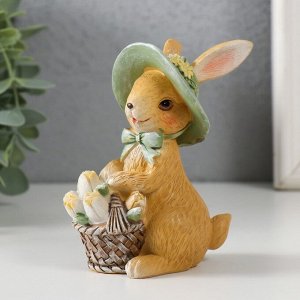 Фигурка полистоун «Зайка в шляпке с корзинкой тюльпанов», 8x5.5x10.5 см