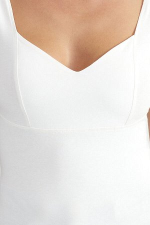 Приталенная хлопковая эластичная трикотажная блузка с вырезом в форме сердца