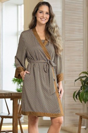 Donna 5133 Короткий запашной халат Mia-Amore с длинным широким рукавом. Изделие выполнено из тканой принтованной вискозы с шелком и дополнено однотонной отделкой. В боковых швах халата обработаны карм