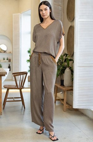 Donna 5135 Комплект Mia-Amore состоит из топа свободного силуэта и широких брюк-палаццо. Изделия комплекта выполнены из тканой принтованной вискозы с шелком и дополнены однотонной отделкой. По бокам б