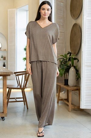Donna 5135 Комплект Mia-Amore состоит из топа свободного силуэта и широких брюк-палаццо. Изделия комплекта выполнены из тканой принтованной вискозы с шелком и дополнены однотонной отделкой. По бокам б