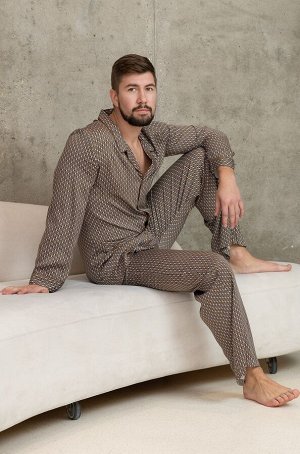 Donna 5134 Мужской комплект Mia-Amore состоит из жакета свободного силуэта с длинным рукавом и широких брюк. Изделия комплекта выполнены из тканой принтованной вискозы с шелком. По бокам брюк располож