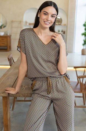 Donna 5135 Комплект Mia-Amore состоит из топа свободного силуэта и широких брюк-палаццо. Изделия комплекта выполнены из тканой принтованной вискозы с шелком и дополнены однотонной отделкой. По бокам б