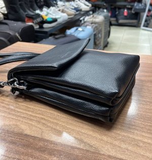 Женская сумочка с накидом черная