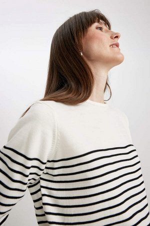 Полосатый свитер обычного кроя с круглым вырезом