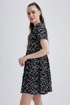 Мини-платье с короткими рукавами и V-образным вырезом с принтом
