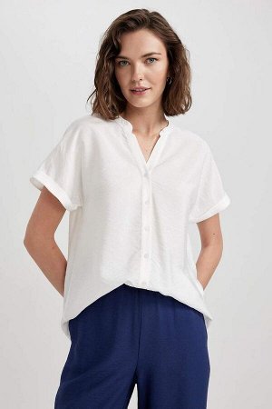 Рубашка стандартного кроя с круглым вырезом и короткими рукавами